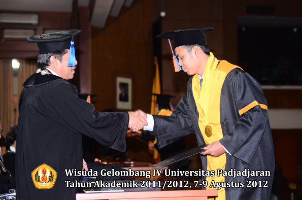 wisuda-unpad-gel-iv-2011_2012-fakultas-teknik-geologi-oleh-dekan-033