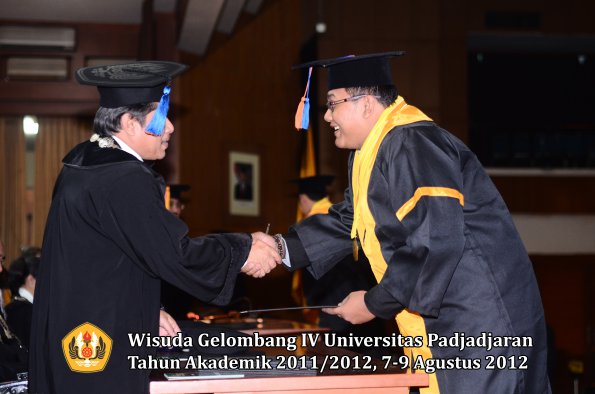 wisuda-unpad-gel-iv-2011_2012-fakultas-teknik-geologi-oleh-dekan-034