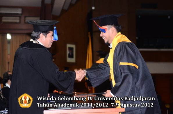 wisuda-unpad-gel-iv-2011_2012-fakultas-teknik-geologi-oleh-dekan-035