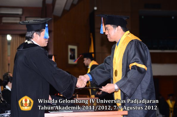 wisuda-unpad-gel-iv-2011_2012-fakultas-teknik-geologi-oleh-dekan-036