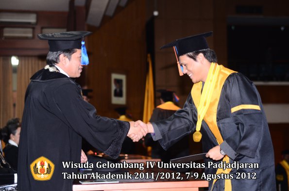 wisuda-unpad-gel-iv-2011_2012-fakultas-teknik-geologi-oleh-dekan-037