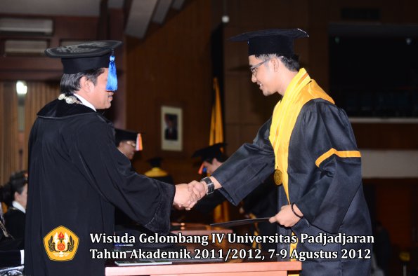 wisuda-unpad-gel-iv-2011_2012-fakultas-teknik-geologi-oleh-dekan-038