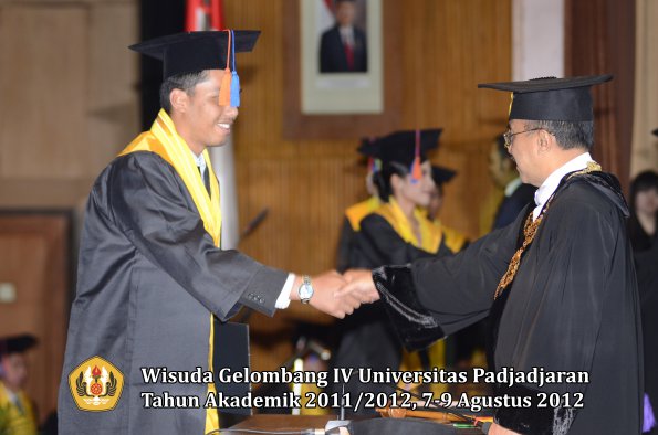 wisuda-unpad-gel-iv-2011_2012-fakultas-teknik-geologi-oleh-rektor-012