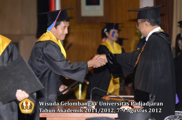 wisuda-unpad-gel-iv-2011_2012-fakultas-teknik-geologi-oleh-rektor-024