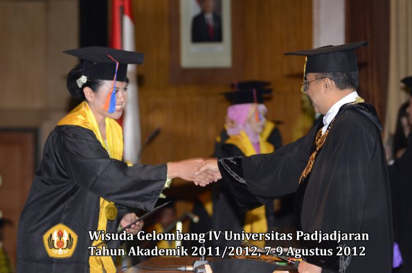 wisuda-unpad-gel-iv-2011_2012-fakultas-teknik-geologi-oleh-rektor-025