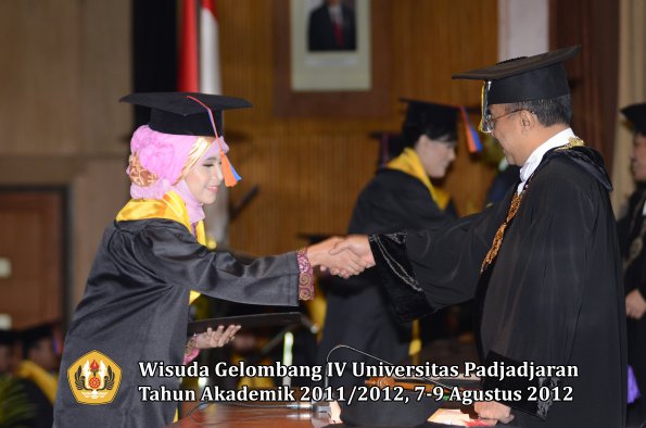 wisuda-unpad-gel-iv-2011_2012-fakultas-teknik-geologi-oleh-rektor-026