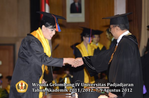 wisuda-unpad-gel-iv-2011_2012-fakultas-teknik-geologi-oleh-rektor-027