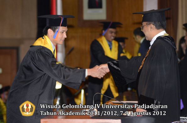 wisuda-unpad-gel-iv-2011_2012-fakultas-teknik-geologi-oleh-rektor-030