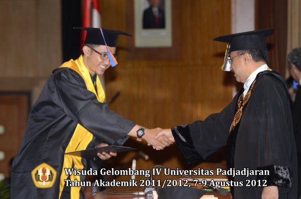 wisuda-unpad-gel-iv-2011_2012-fakultas-teknik-geologi-oleh-rektor-037